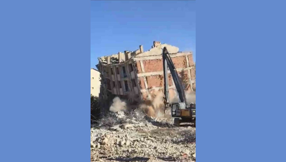 Elazığ'da ağır hasarlı binaların yıkımları sürüyor: Tek dokunuş ile yıkıldı