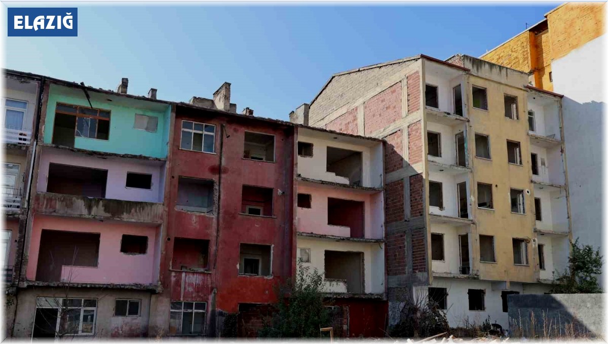 Elazığ'da ağır hasarlı yapılar, vatandaşların korkulu rüyası haline geldi