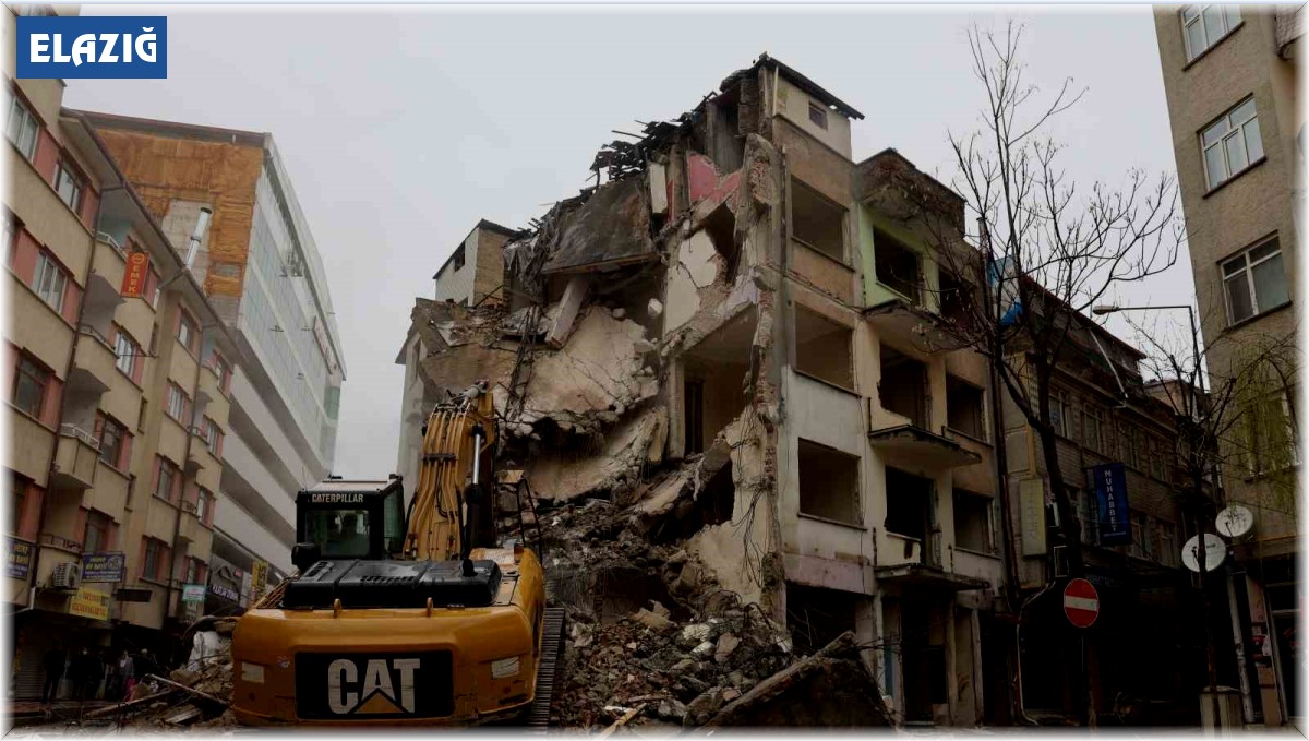 Elazığ'da ağır hasarlı yapıların yıkımı sürüyor
