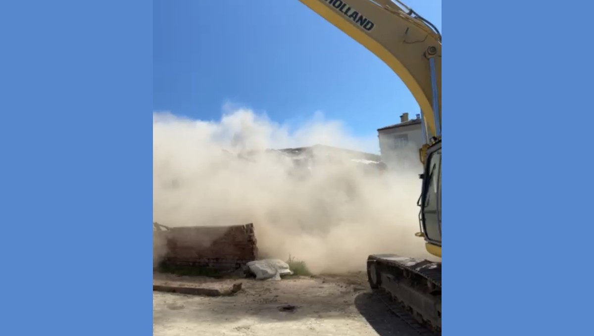 Elazığ'da ağır hasarlı yapıların yıkımları sürüyor