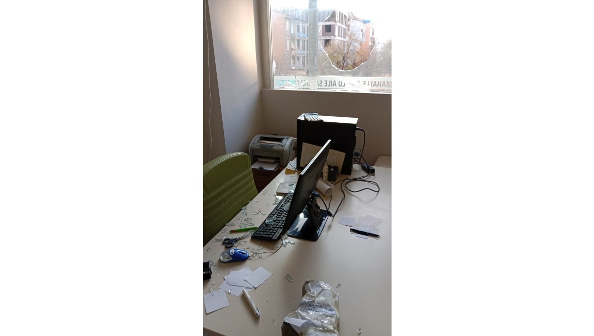 Elazığ'da aile sağlığı merkezine taşlı saldırı, doktora tehdit