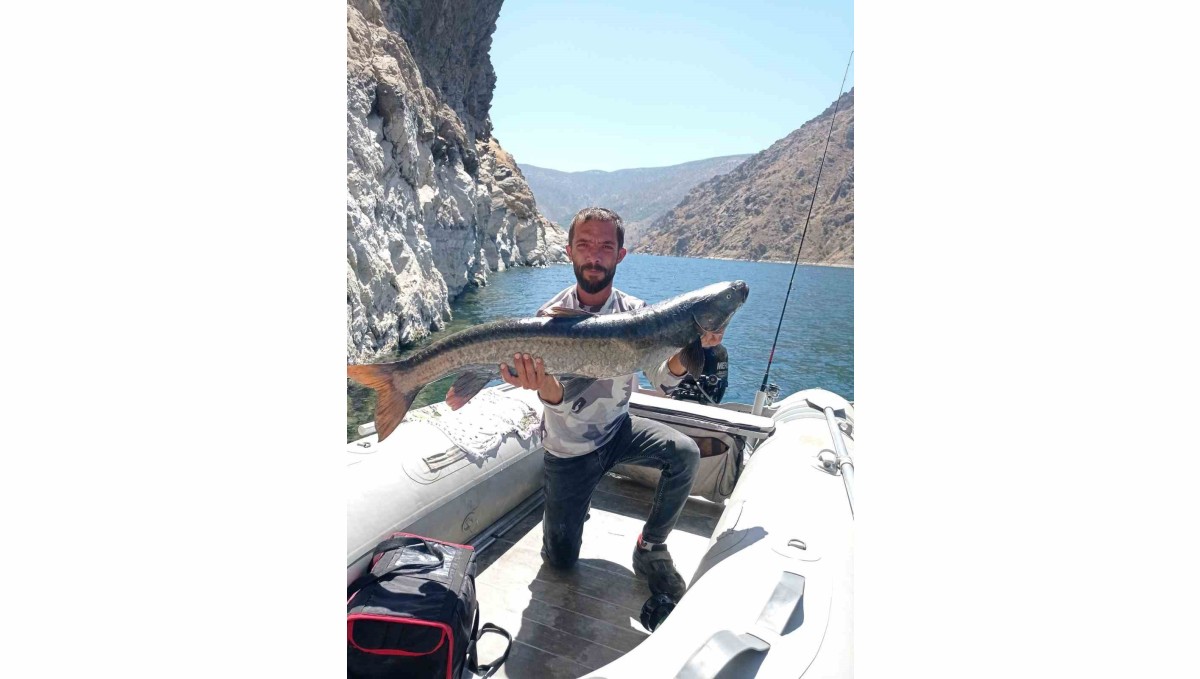 Elazığ'da amatör balıkçı, 11 kiloluk dev şabut yakaladı