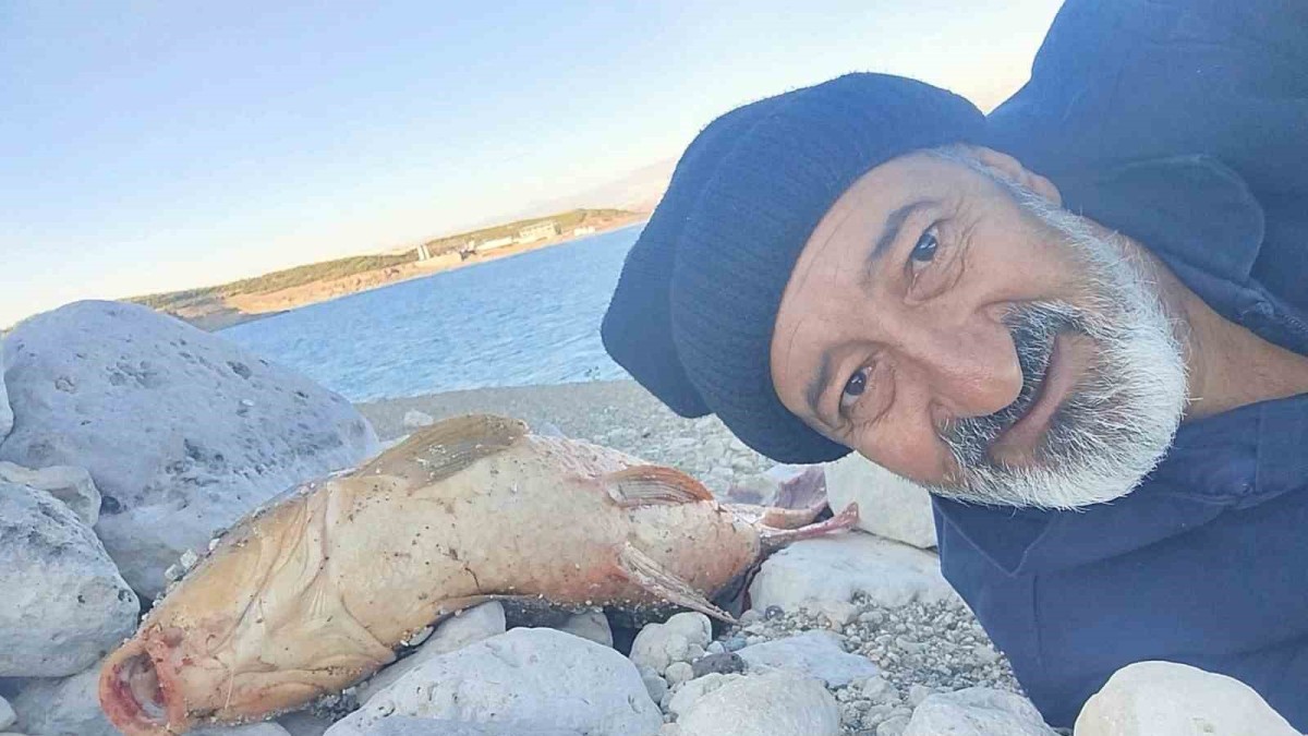 Elazığ'da amatör balıkçı 24 kiloluk sazan yakaladı