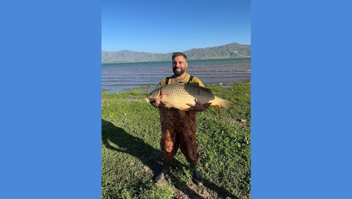 Elazığ'da amatör balıkçı 32 kiloluk dev sazan yakaladı