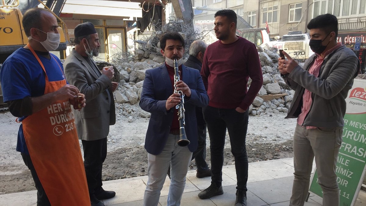 Elazığ'da amatör müzisyen, ağır hasarlı binaların yıkımına klarnetiyle eşlik ediyor