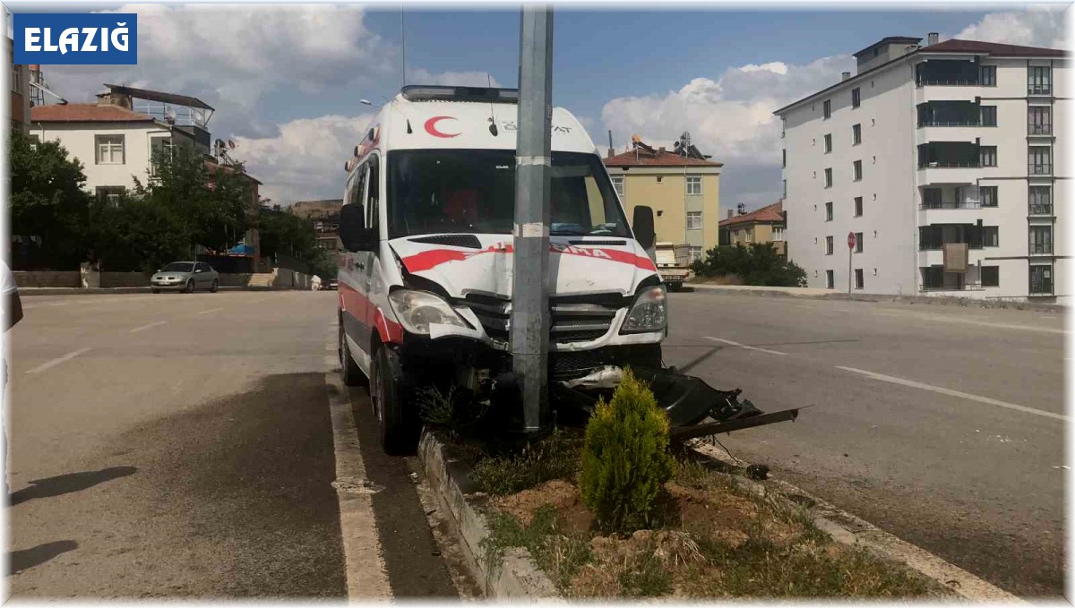 Elazığ'da ambulans aydınlatma direğine çaptı