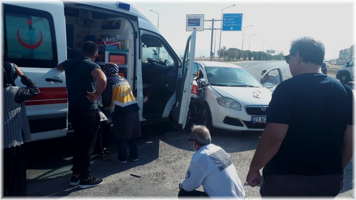 Elazığ'da ambulans ile otomobil çarpıştı: 1 yaralı