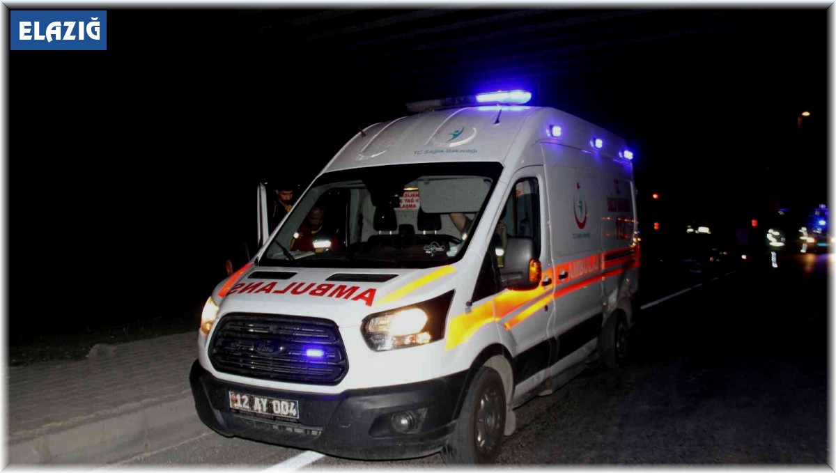 Elazığ'da ambulans ile otomobil çarpıştı: 2 yaralı