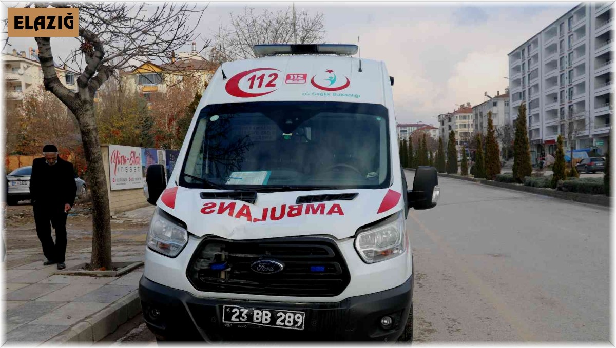 Elazığ'da ambulans yayaya çarptı: 2 yaralı