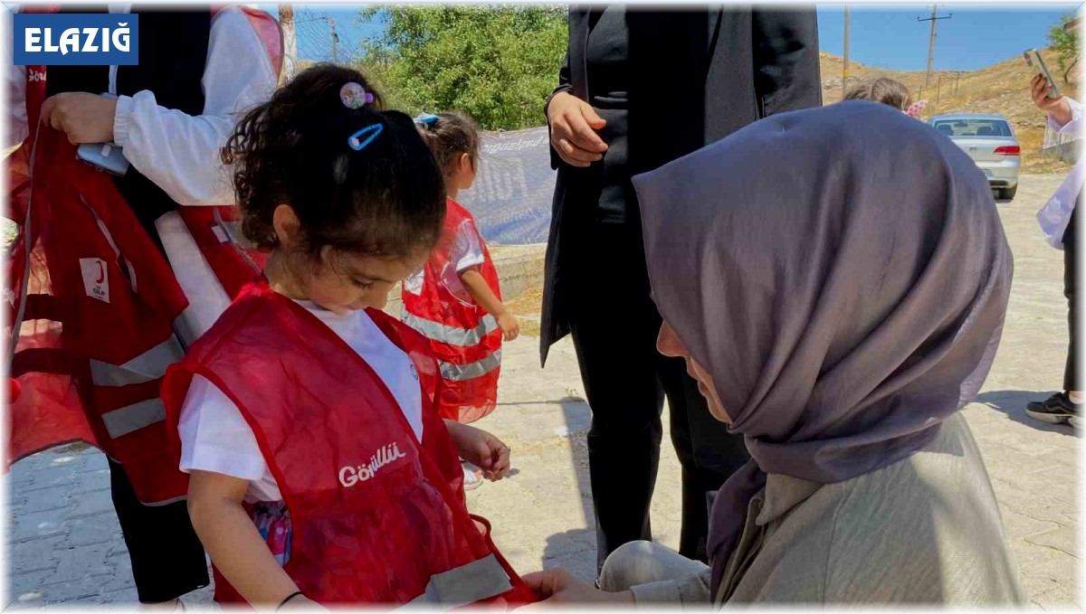 Elazığ'da anaokulu öğrencilerinden yürekleri ısıtan davranış