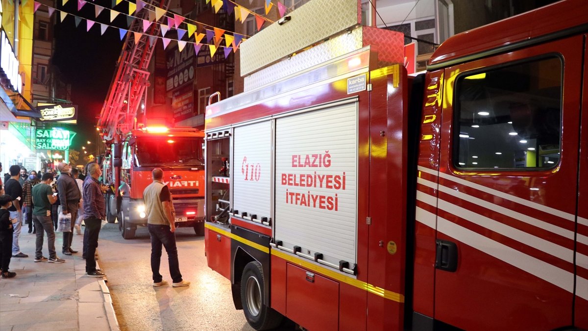Elazığ'da apartmanın çatısında çıkan yangın söndürüldü