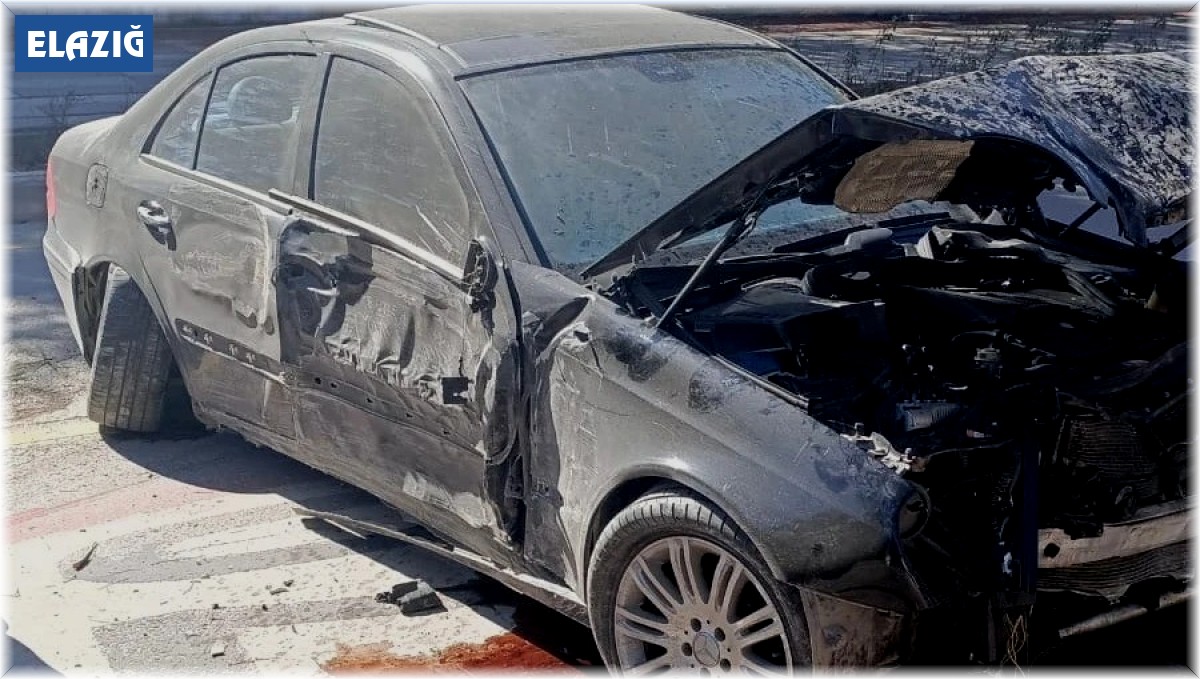 Elazığ'da araç kaldırıma çarptı: 1 yaralı