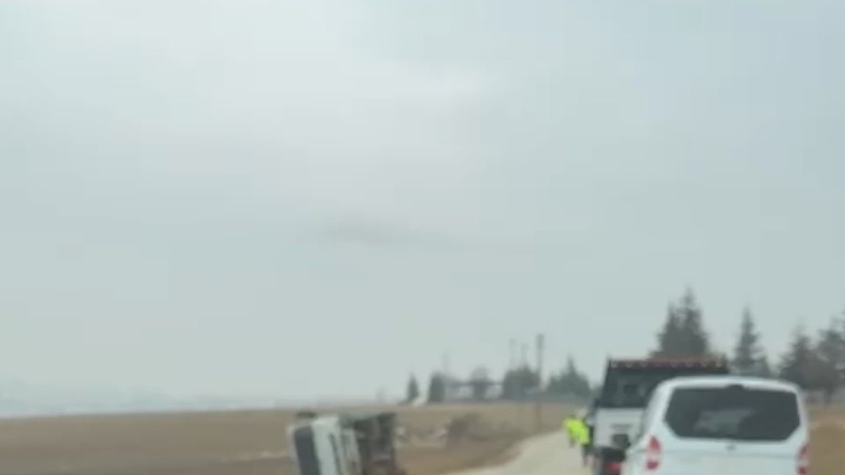 Elazığ'da araç yan yattı