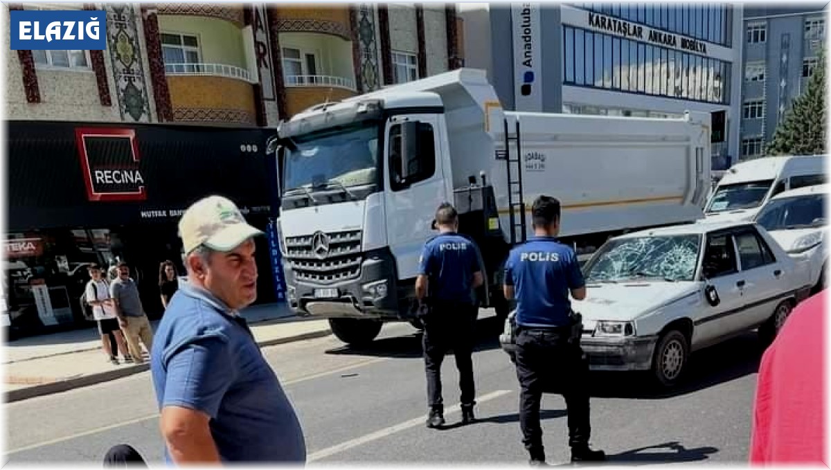 Elazığ'da araç yayalara çarptı: 2 yaralı