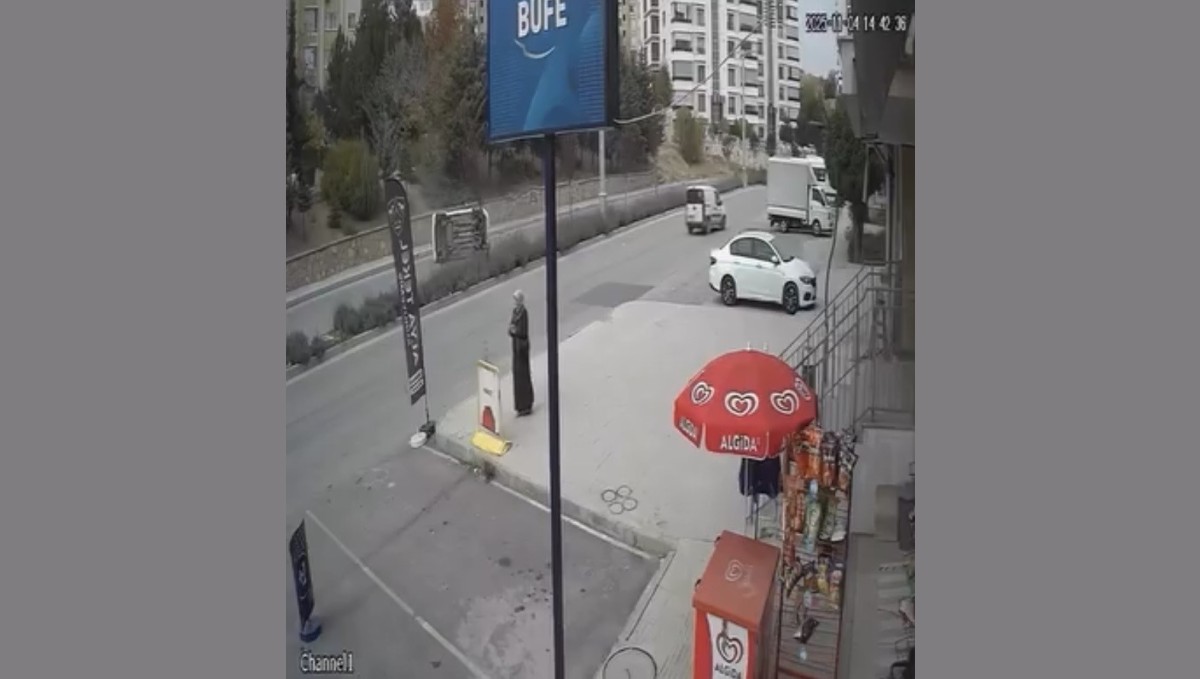 Elazığ'da aracın yan yattığı kaza kamerada