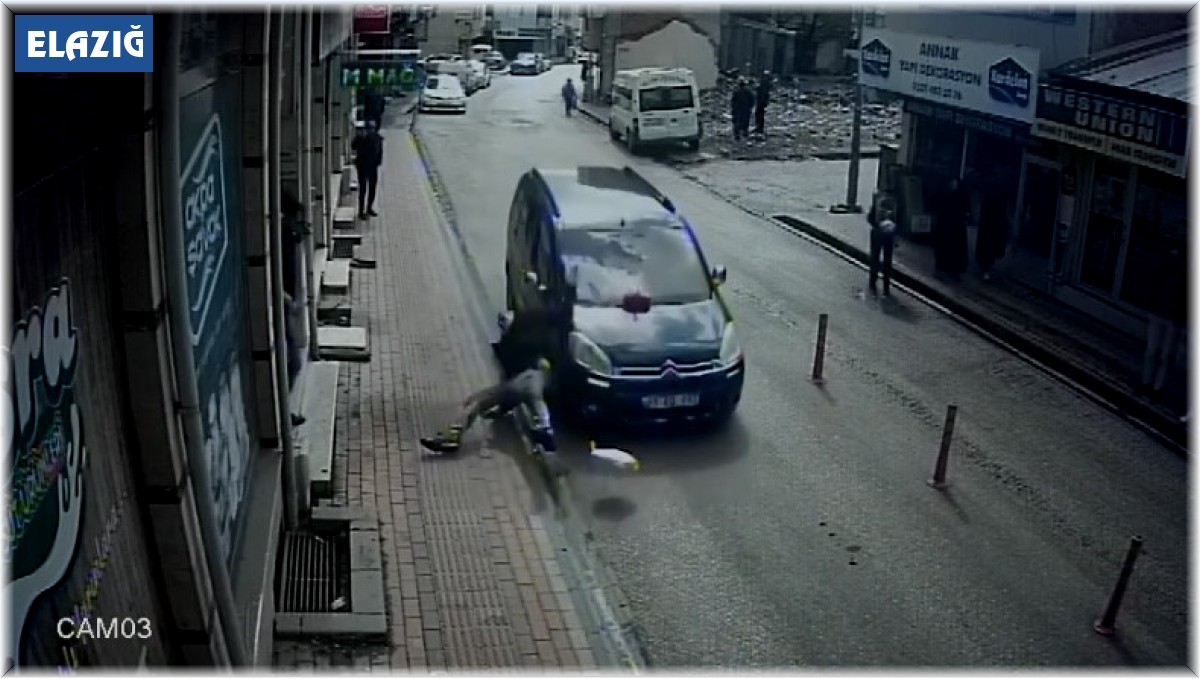 Elazığ'da aracın yayaya çarptığı kaza kamerada