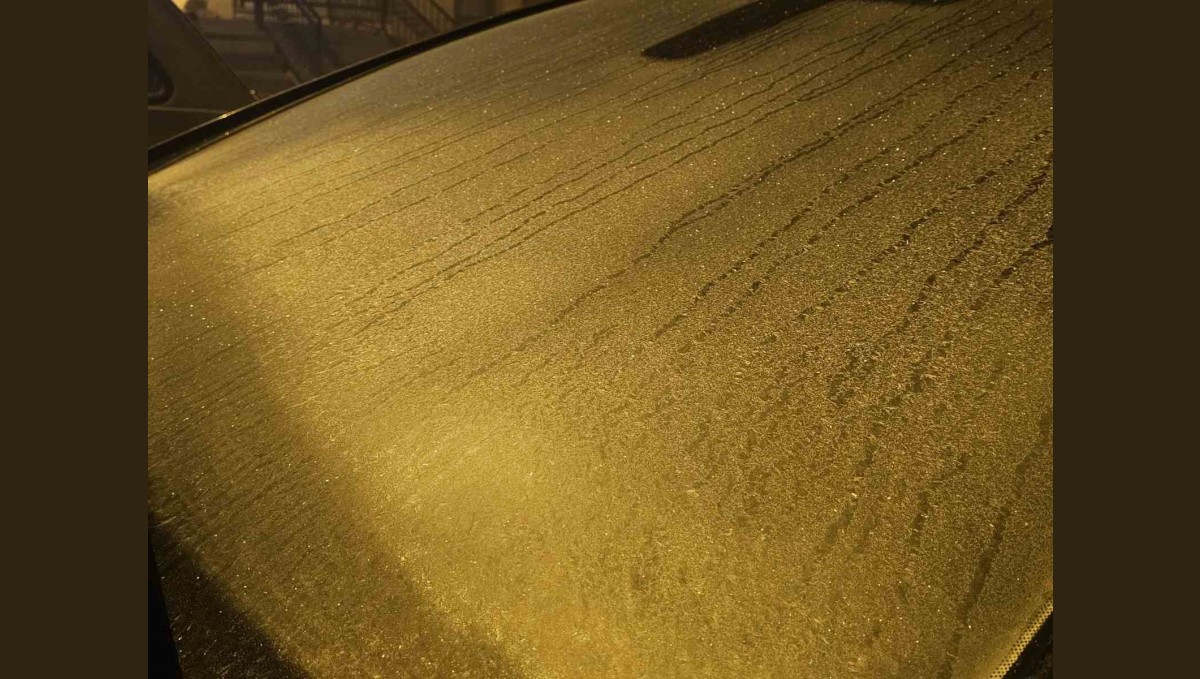 Elazığ'da araçların camları buz tuttu