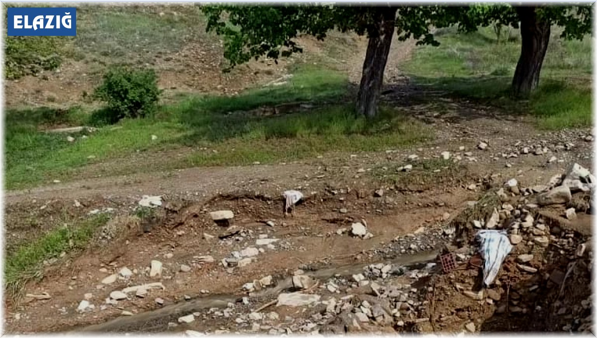 Elazığ'da asfalt yüklü tanker devrildi: 1 yaralı