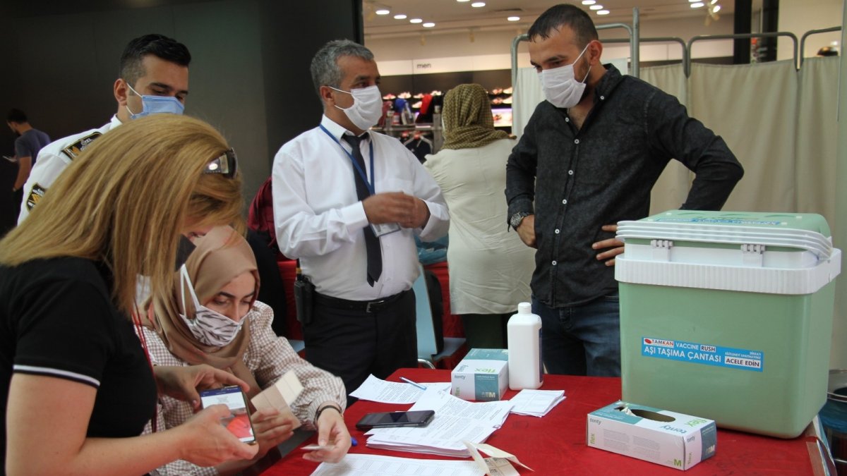Elazığ'da aşı stantları oluşturuldu