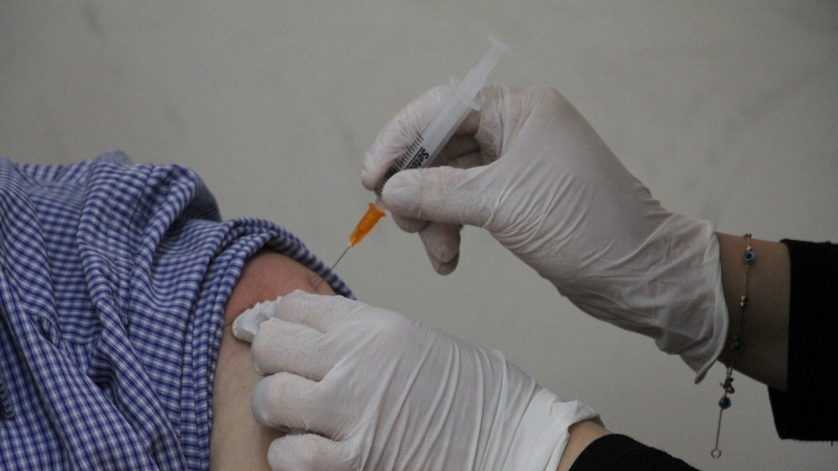 Elazığ'da aşı timleri sahada, görüştükleri herkesi ikna edip yerinde aşısını yapıyor