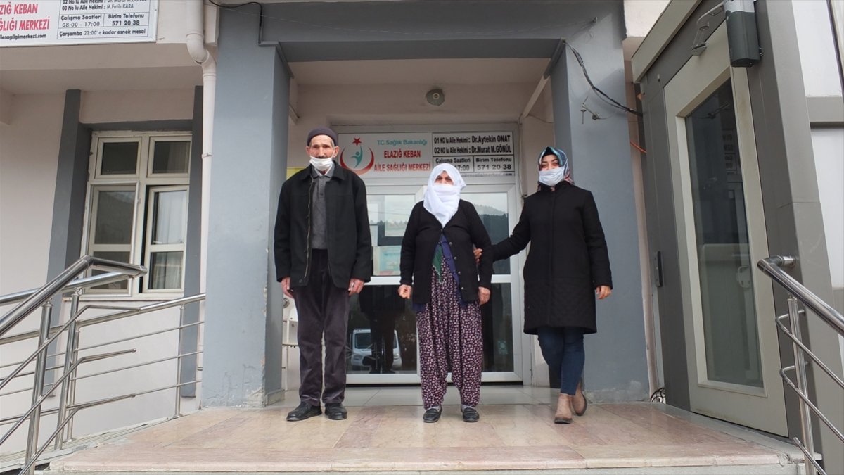 Elazığ'da aşı yaptıracak 75 yaş üstü vatandaşlara belediyeden araç tahsisi yapılıyor
