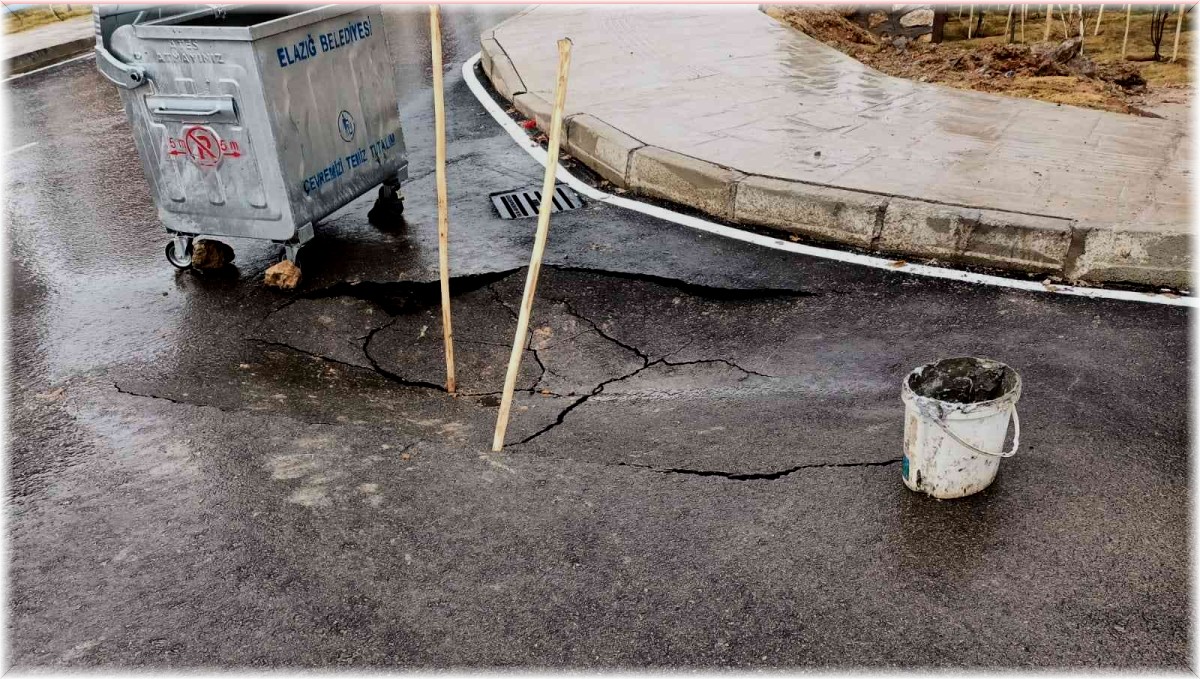 Elazığ'da aşırı yağışlar nedeniyle yolda çökme meydana geldi