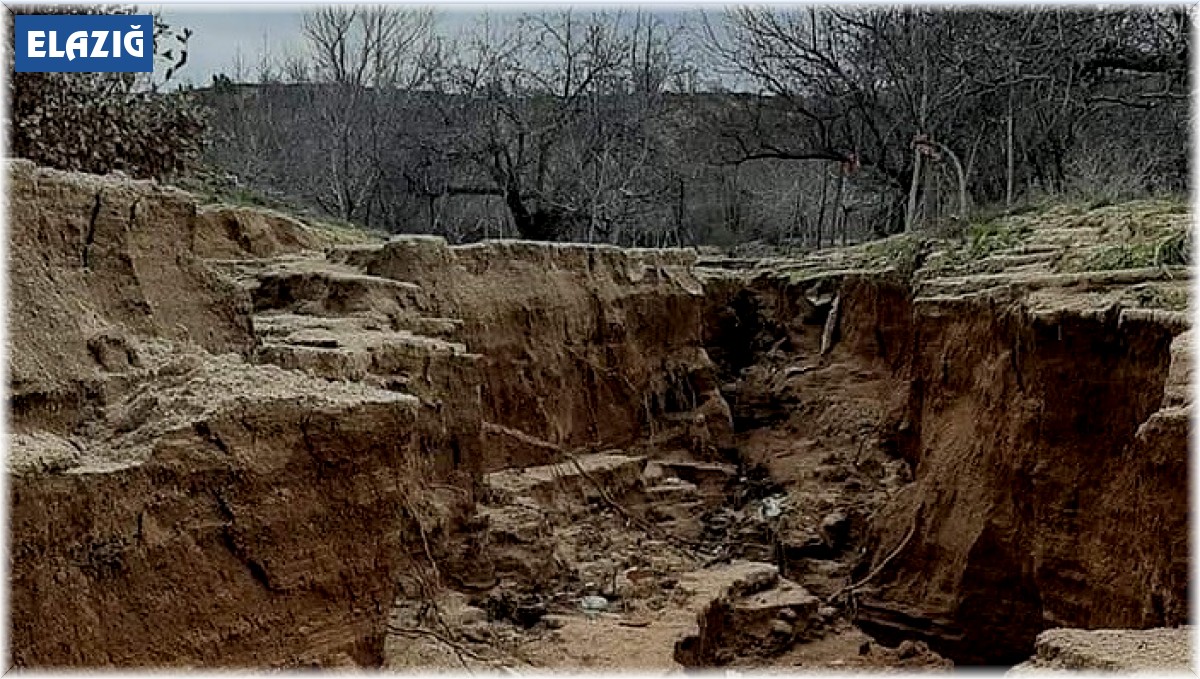 Elazığ'da aşırı yağışlar sonrası köy yolu yarıldı