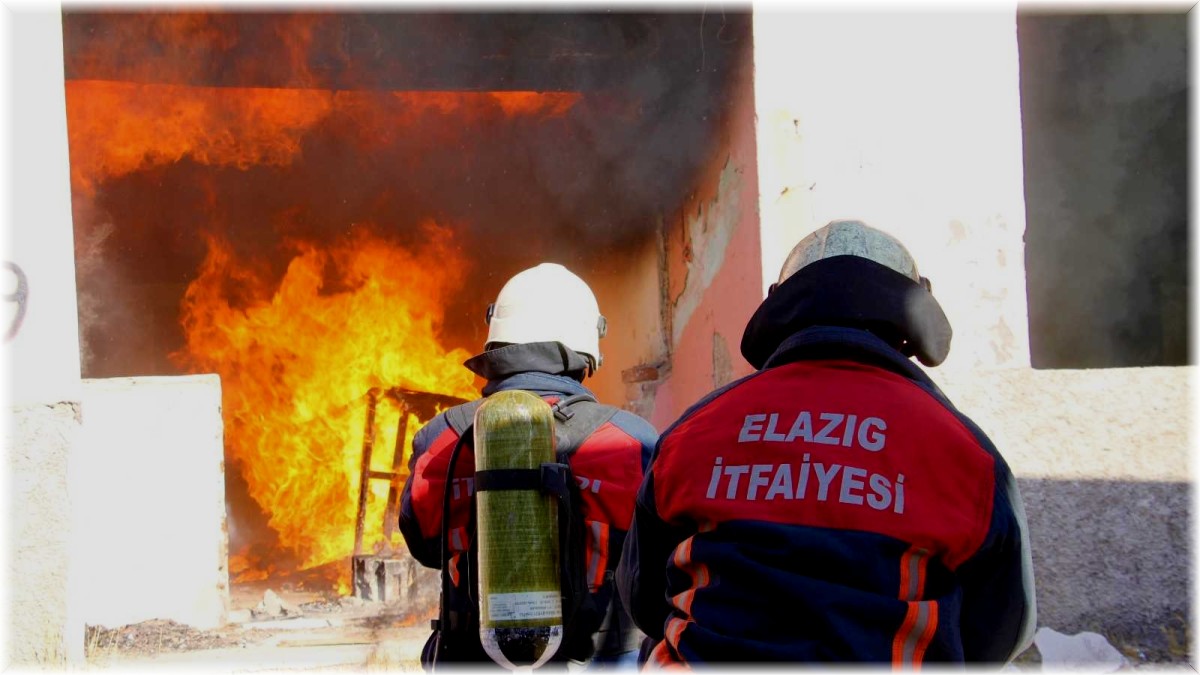 Elazığ'da ateşin kahramanları 8 ayda bin 119 yangına müdahale etti