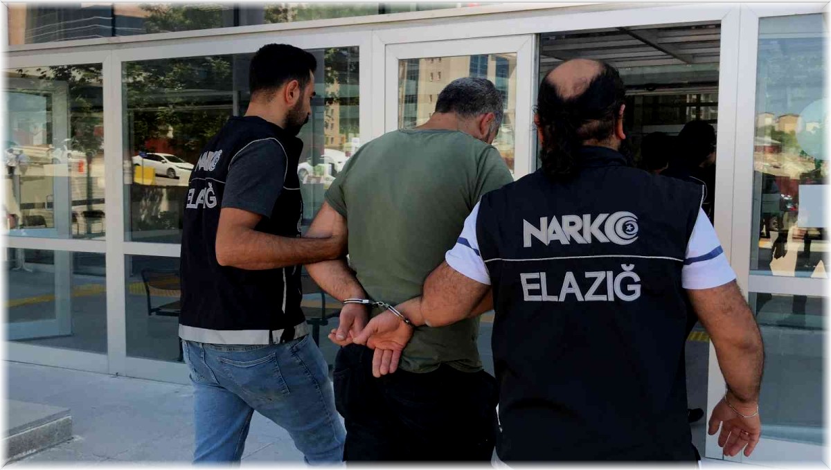 Elazığ'da ayakkabı içerisine uyuşturucu saklayan 2 şüpheli tutuklandı