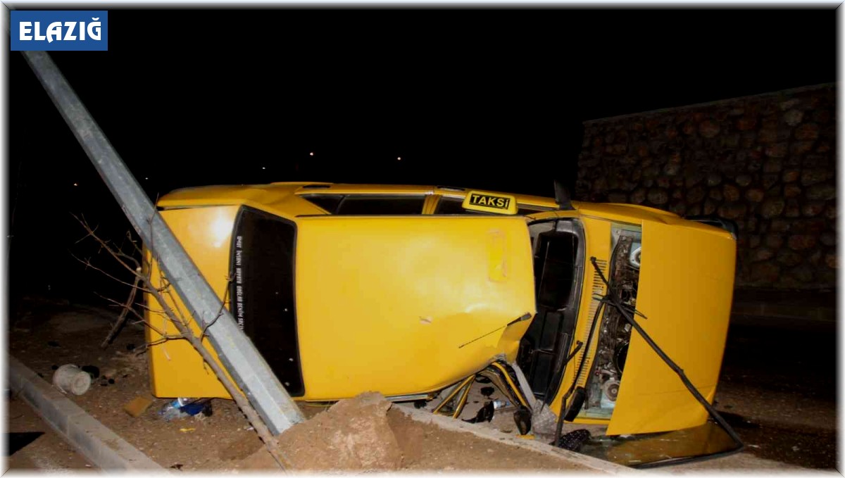 Elazığ'da aydınlatma direğine çarpan otomobil yan yattı: 3 yaralı