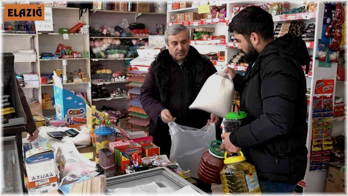 Elazığ'da bakkal sahibi indirim yaptı, astığı yazılarla da dikkat çekti