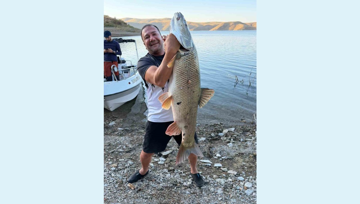 Elazığ'da balıkçı 70 kiloluk turna yakaladı