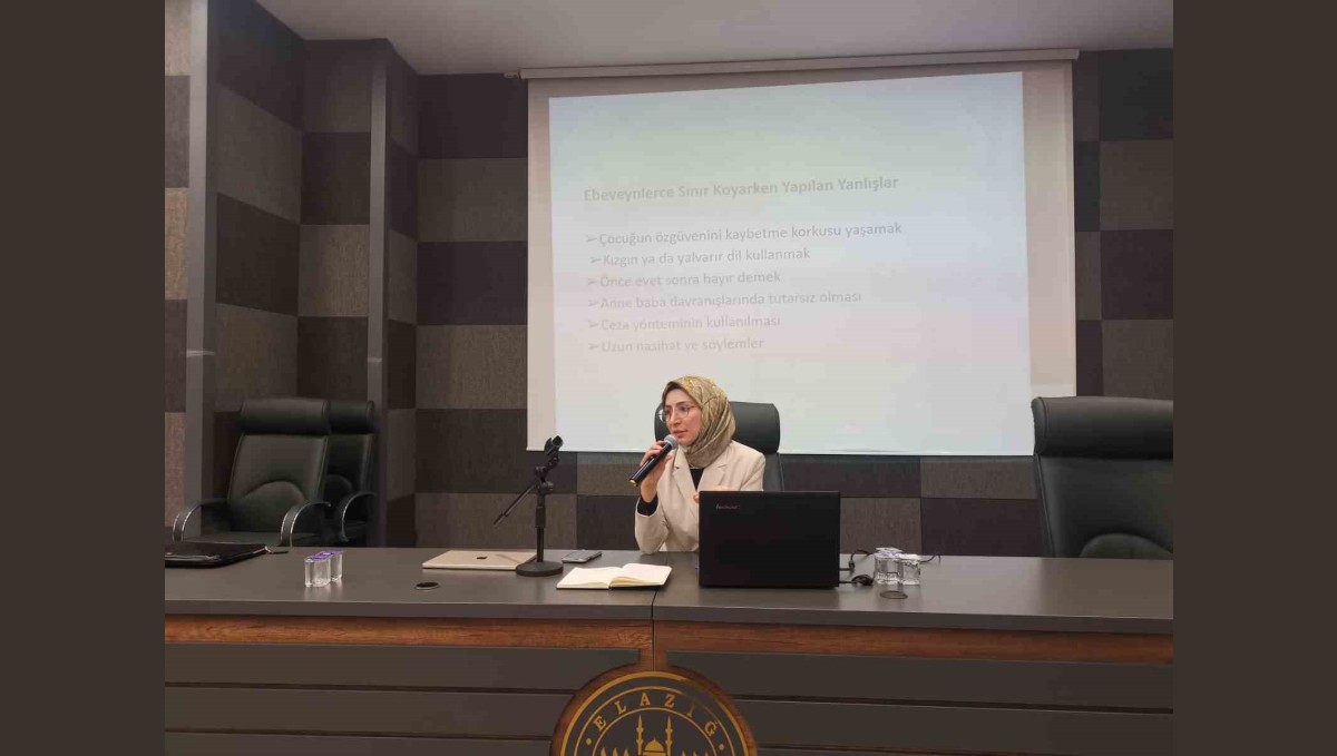 Elazığ'da bayan Kur'an kursu öğreticilerine konferans