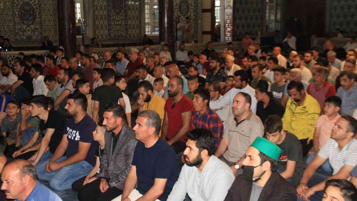 Elazığ'da bayram namazında camiler doldu
