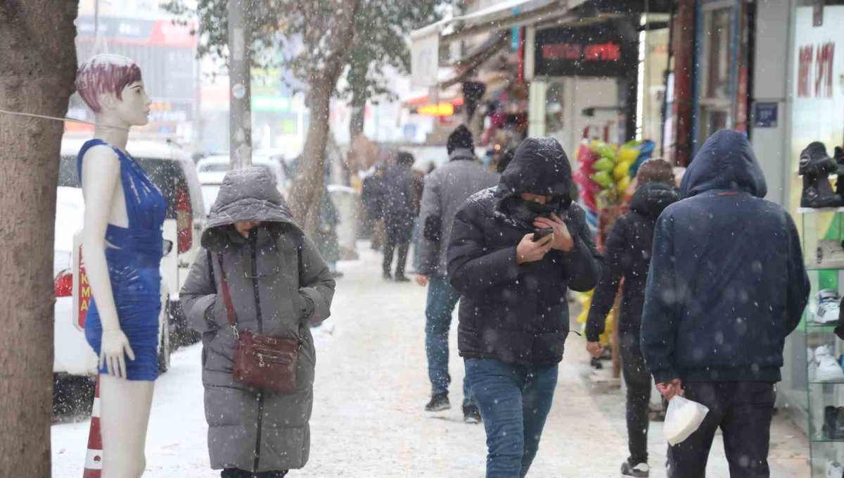 Elazığ'da beklenen kar yağışı başladı