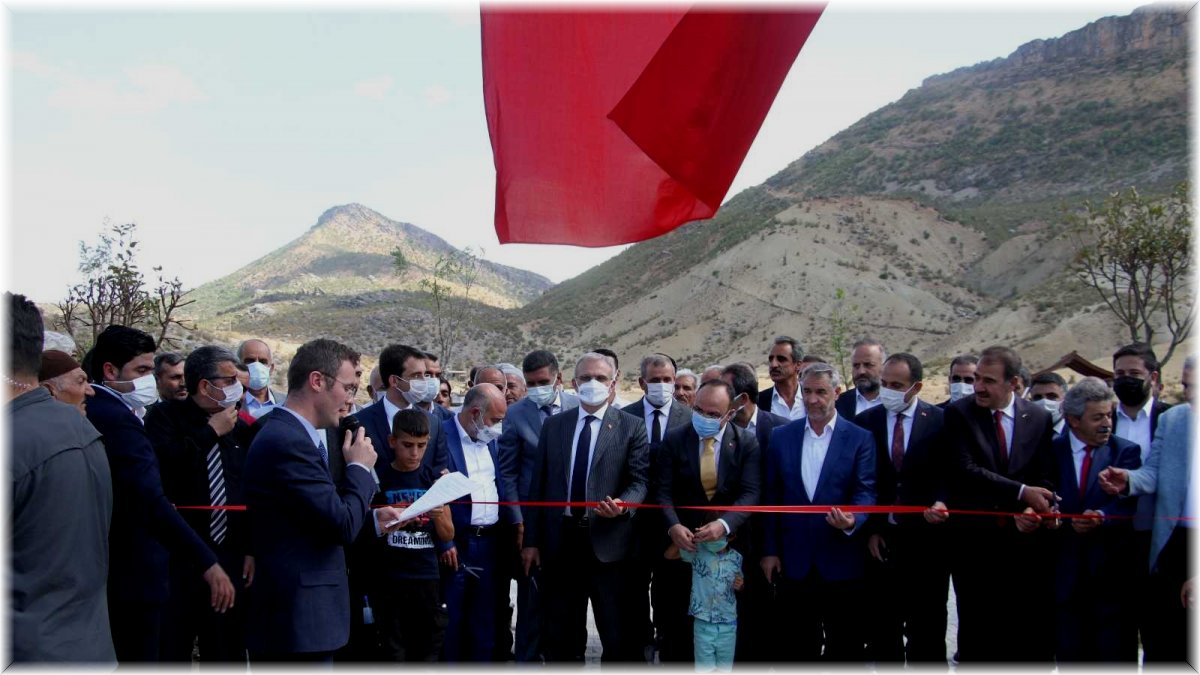 Elazığ'da belde belediyesi vatandaşlar için Millet Bahçesi yaptı, iki vali açılışa katıldı