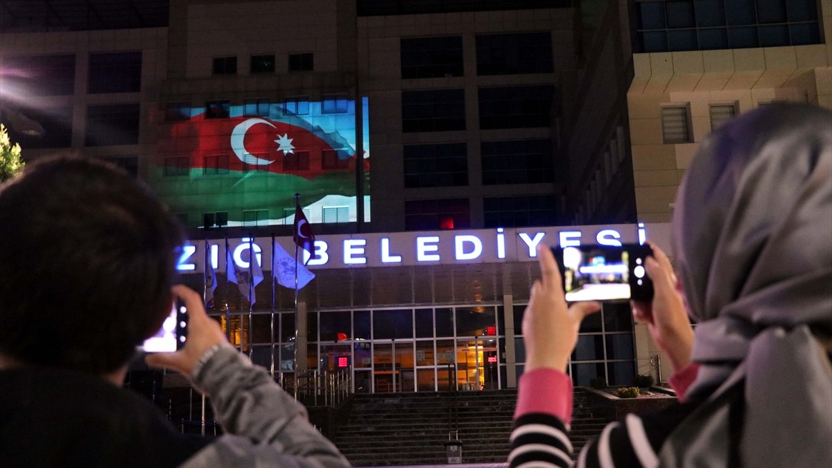 Elazığ'da belediye binasına Azerbaycan ve Türk bayrakları yansıtıldı