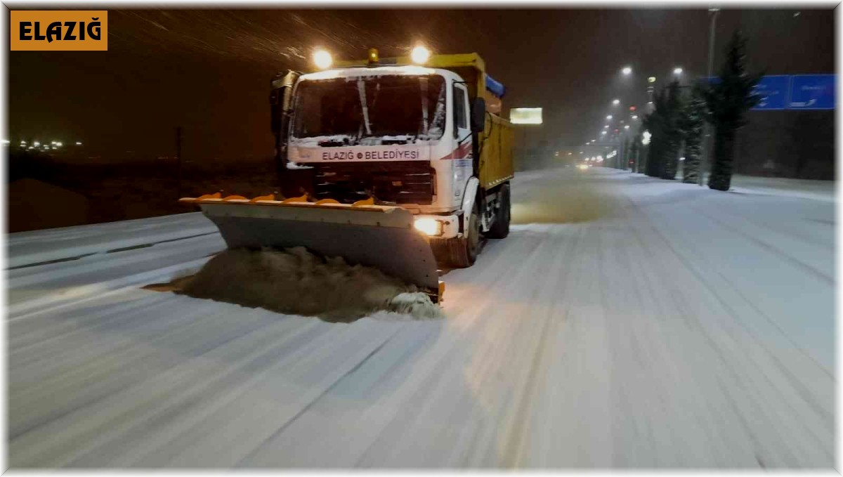 Elazığ'da belediye ekipleri gece de karla mücadelesini sürdürüyor
