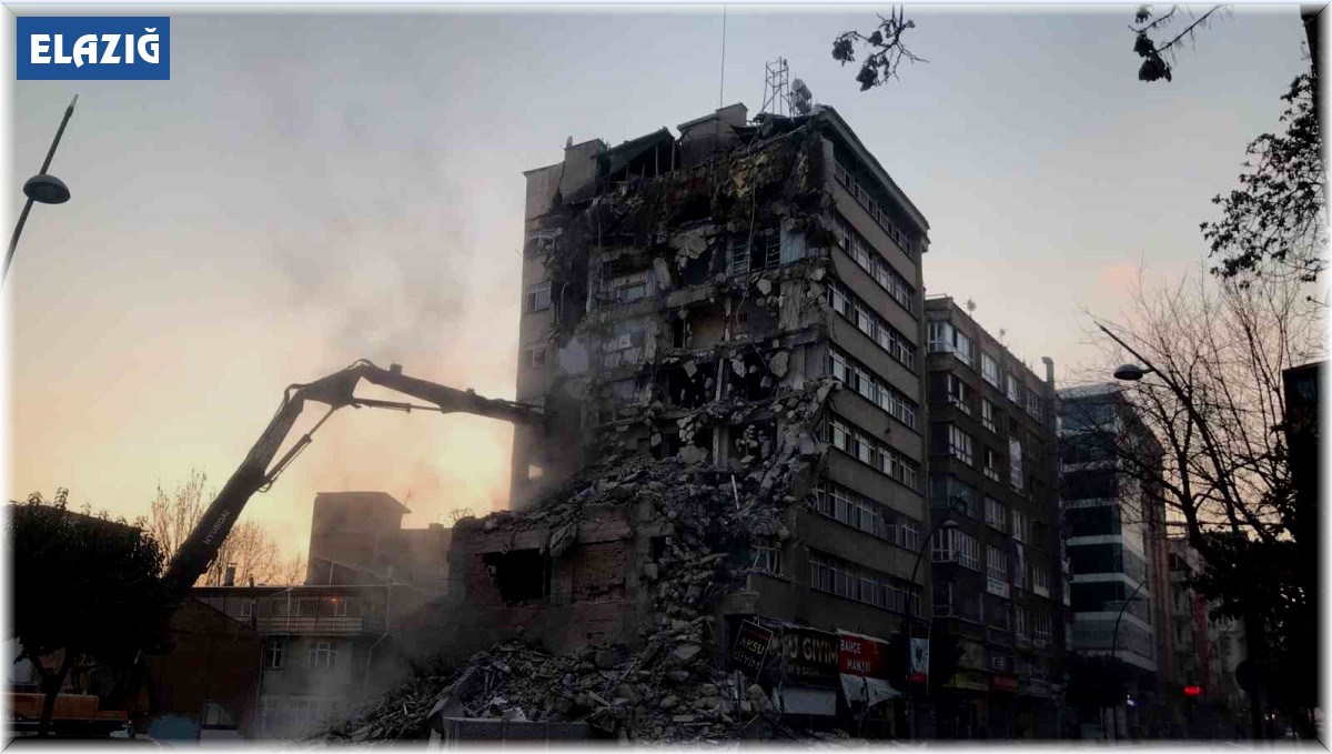 Elazığ'da beşik gibi sallanan binanın yıkımına başlandı