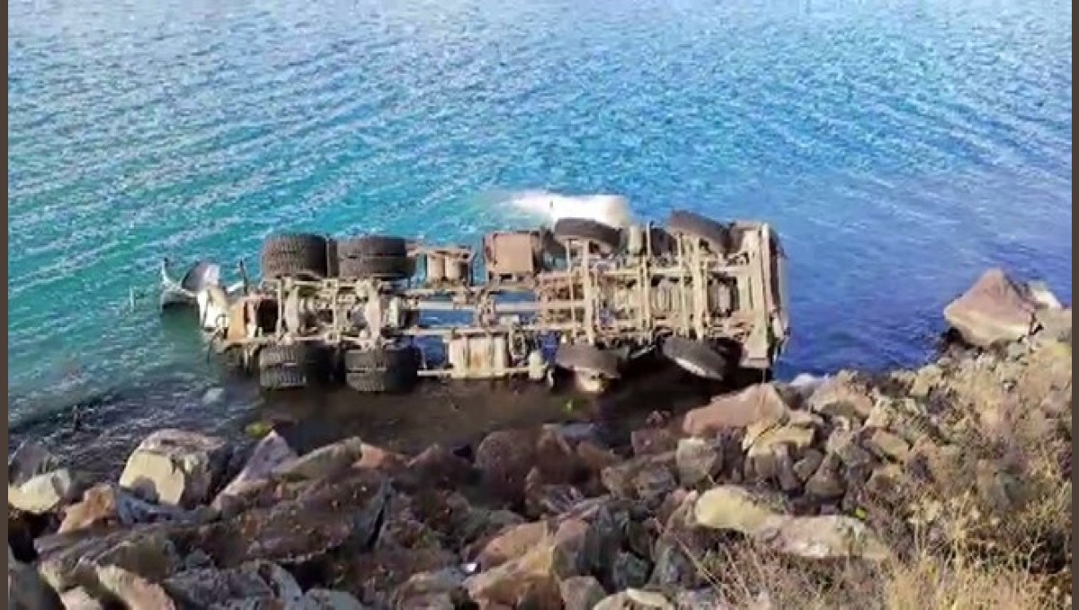 Elazığ'da beton mikseri göle uçtu: 1 yaralı