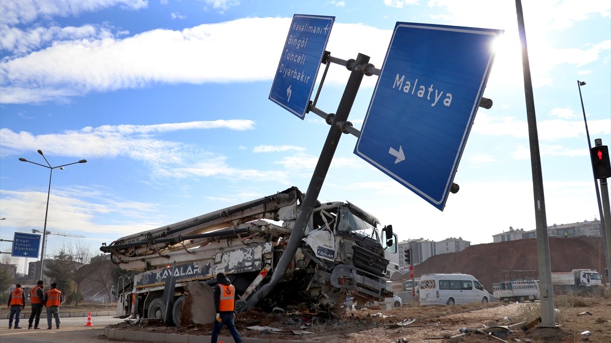 Elazığ'da beton pompa tırı otomobile çarptı: 4 yaralı