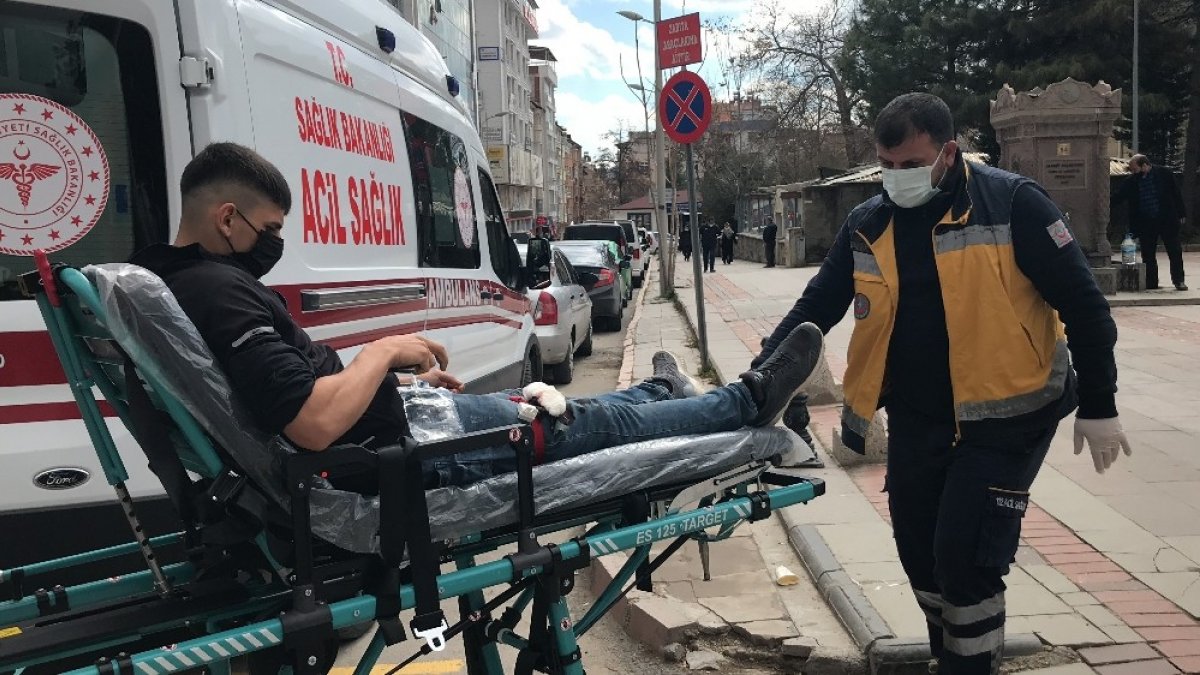 Elazığ'da bıçaklı kavga, 2 yaralıya ilk müdahale aşı çadırında yapıldı