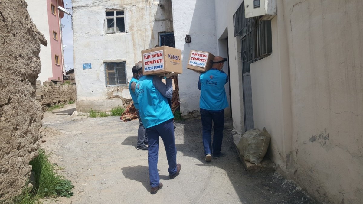 Elazığ'da bin çocuğa bayramlık hediye edildi