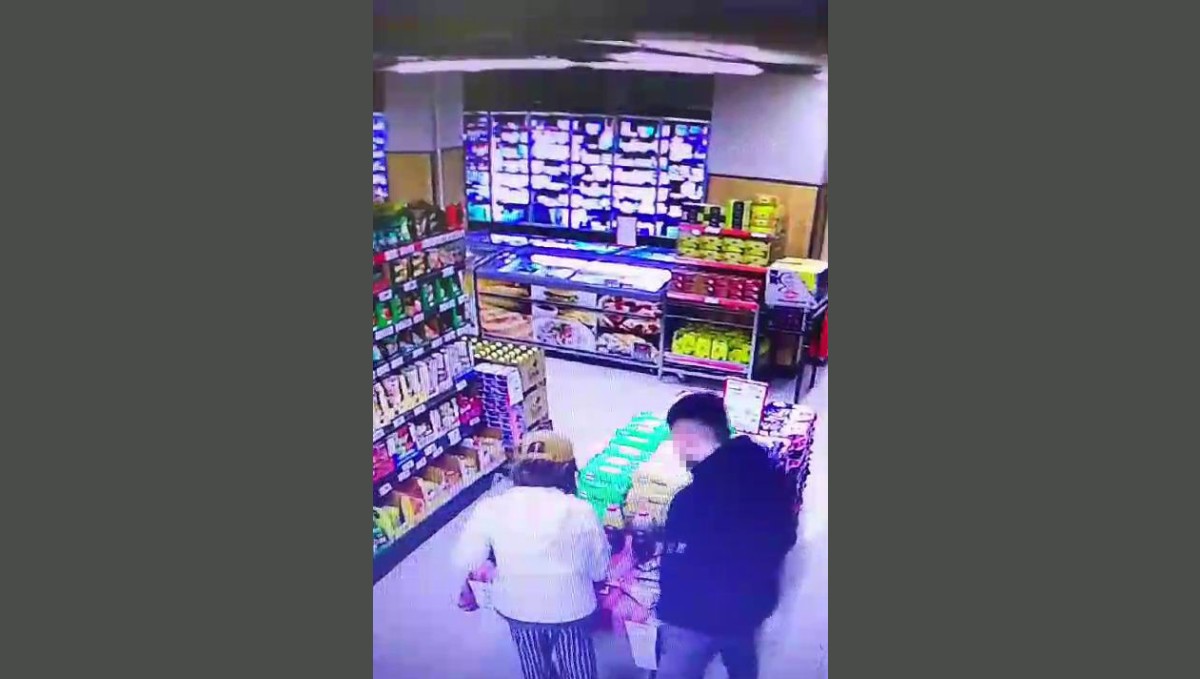 Elazığ'da bir grup genç, reyondaki ürünleri yiyip hiçbir şey olmamış gibi çıktı