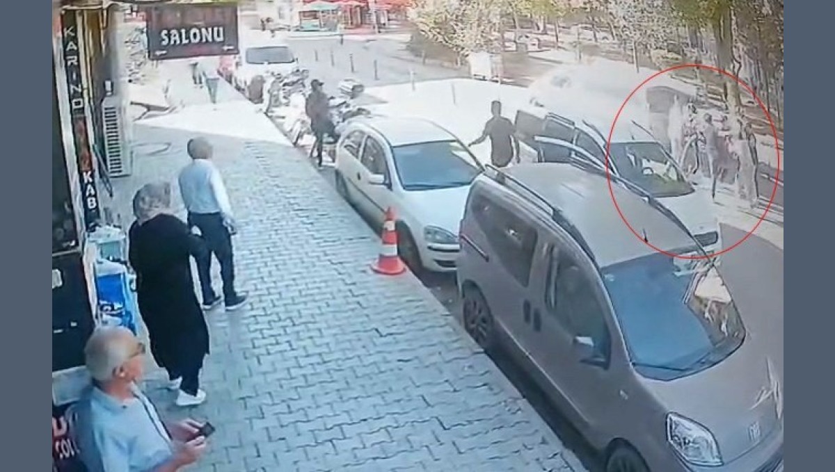 Elazığ'da bir grup, yolda yürüyen 3 kişinin yolunu kesip darp etti