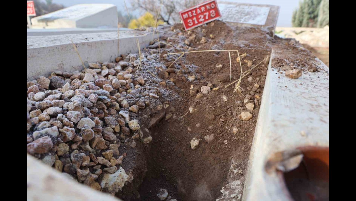 Elazığ'da bir mezarlık tahrip edildi, duyarlı vatandaş kabri eski haline getirdi