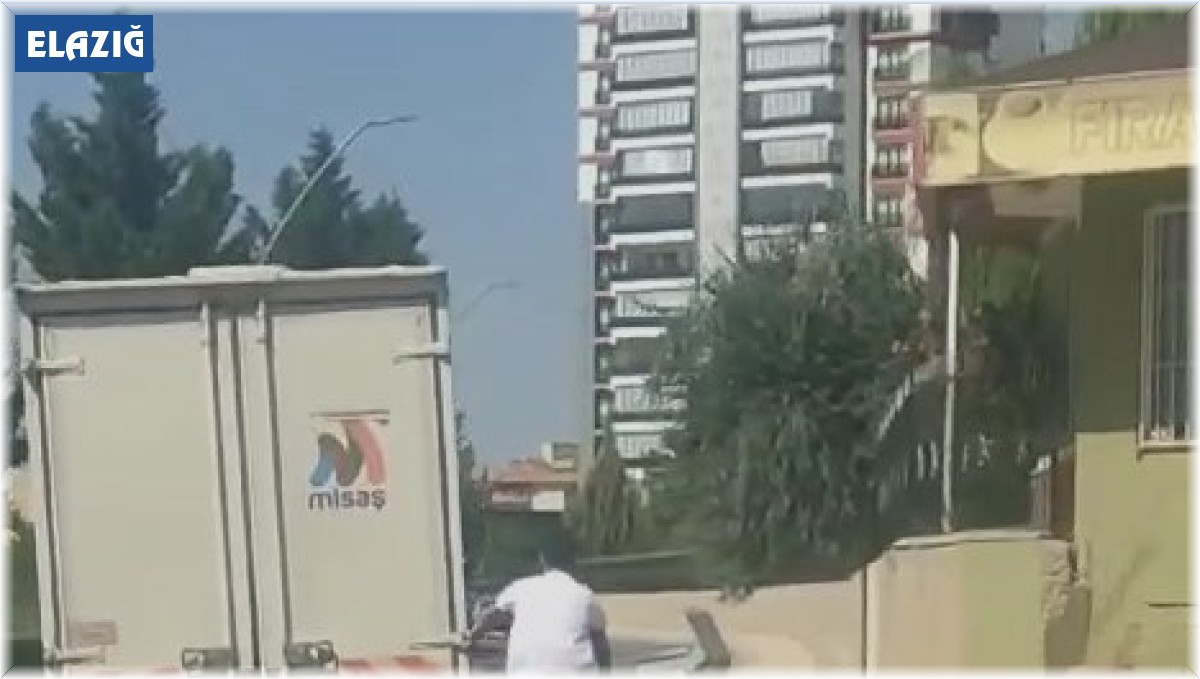 Elazığ'da bisikletlinin tehlikeli yolcuğu kameralara yansıdı