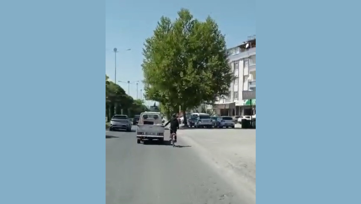 Elazığ'da bisikletlinin tehlikeli yolculuğu