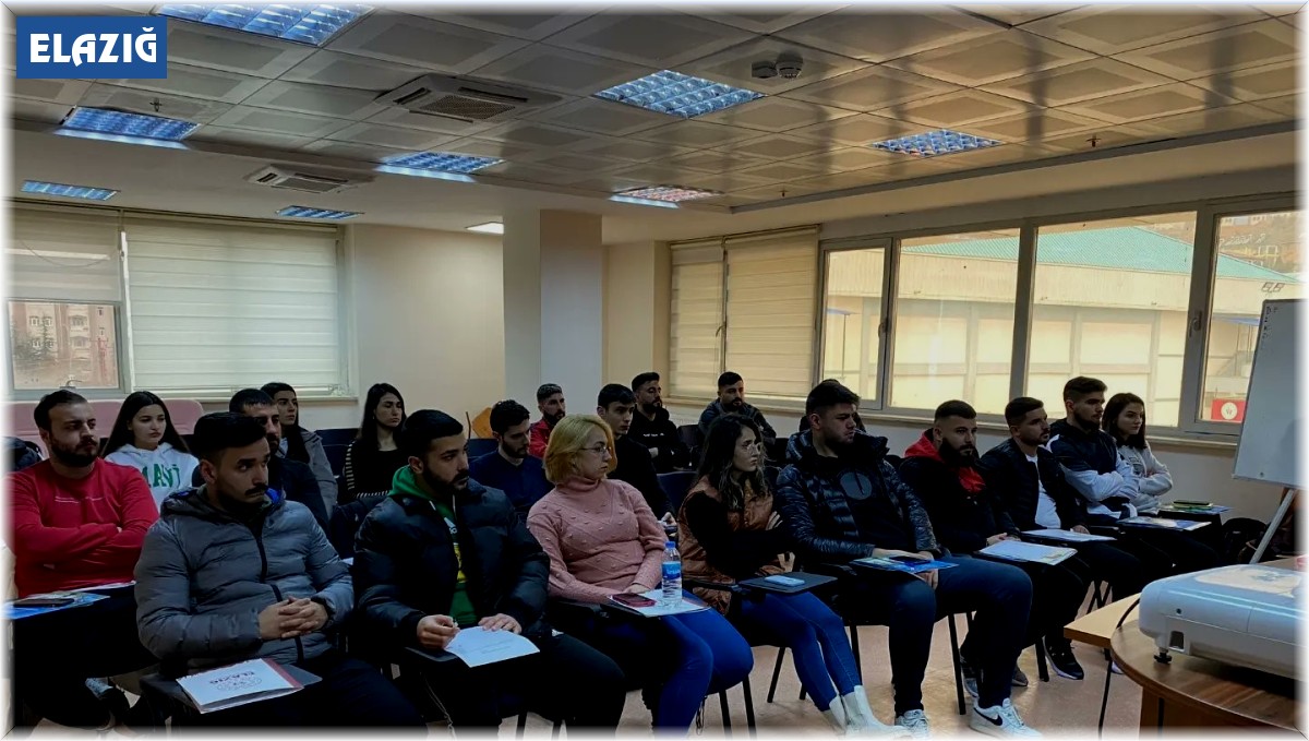 Elazığ'da boks aday hakemlik kursu devam ediyor