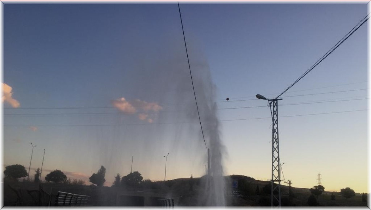 Elazığ'da boru patladı, su metrelerce yükseldi